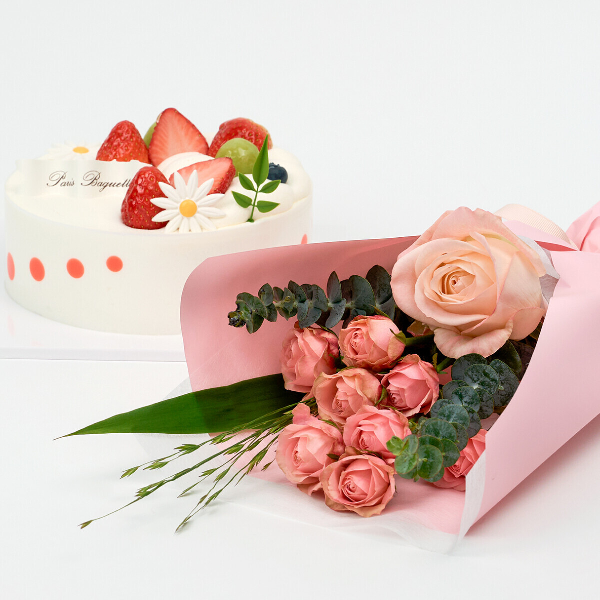 생크림 케이크와 꽃다발
