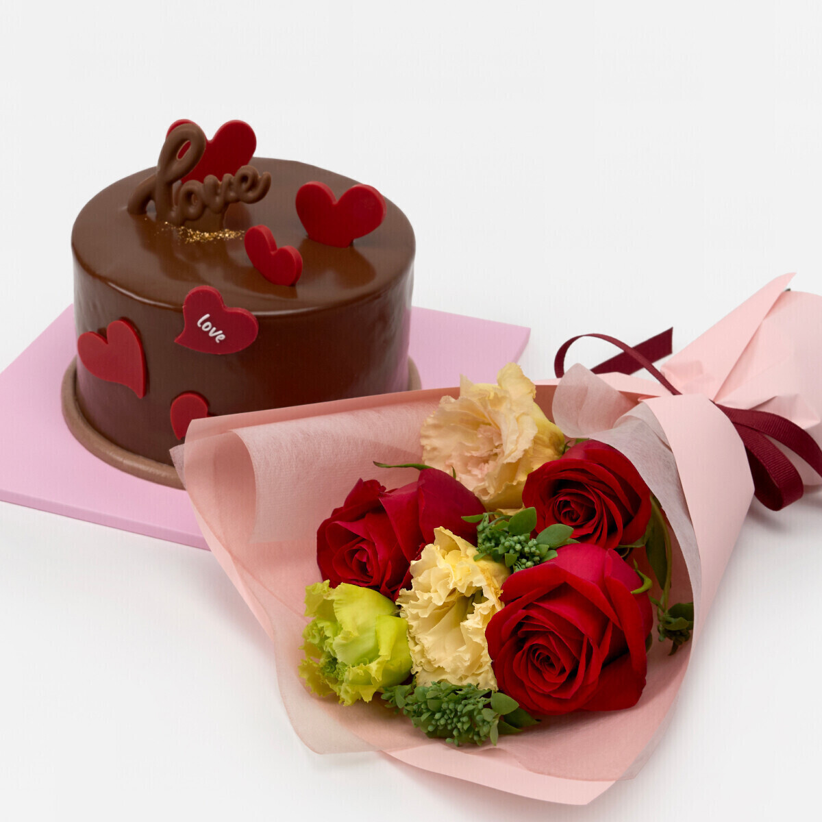 초콜릿 케이크와 꽃다발