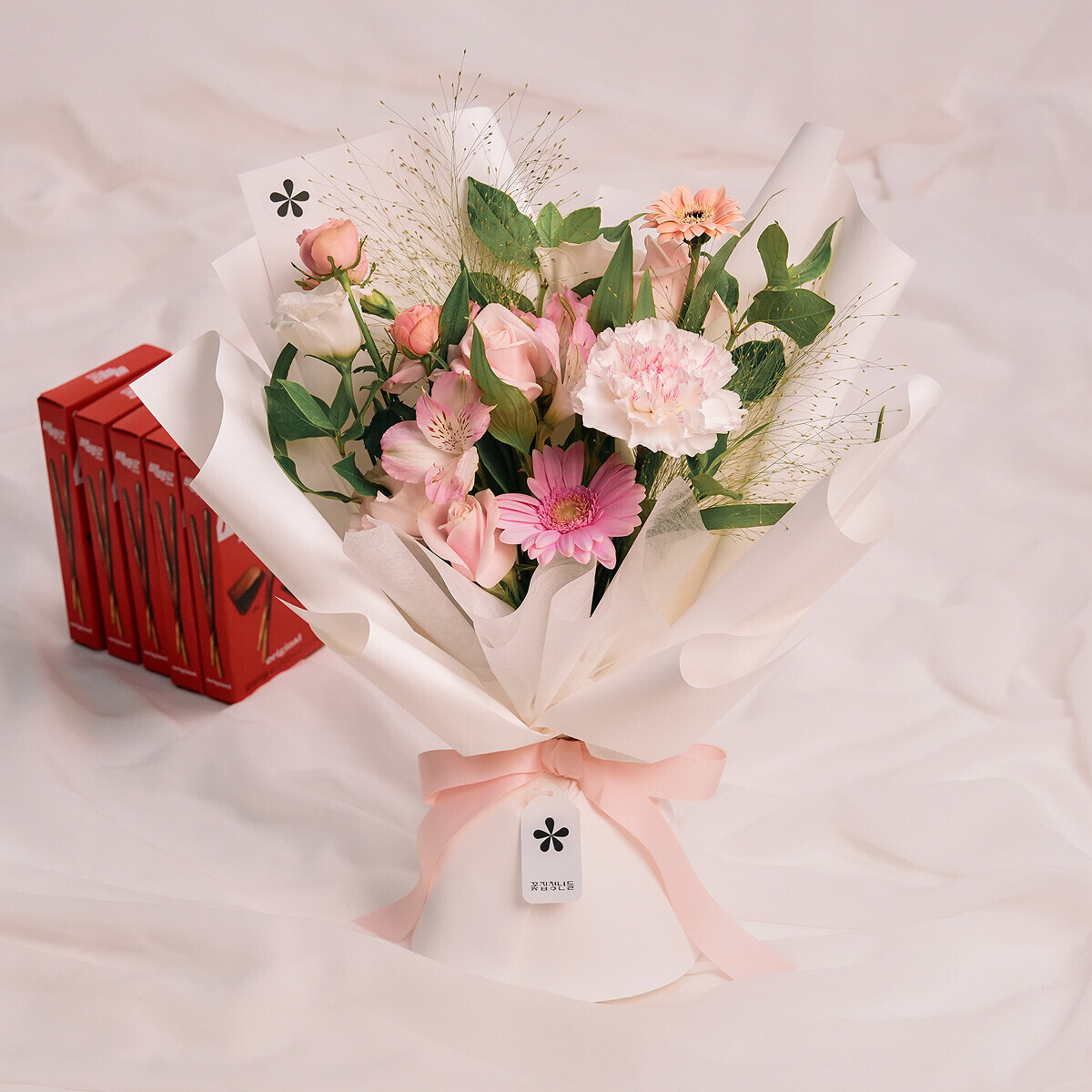 꽃집청년들,핑크 계절 꽃다발+빼빼로 5개