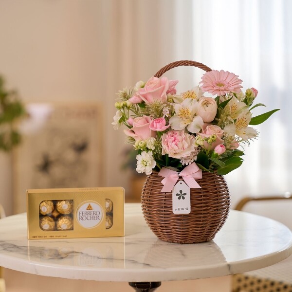 꽃집청년들,화이트 핑크 계절 꽃바구니+페레로로쉐 8구