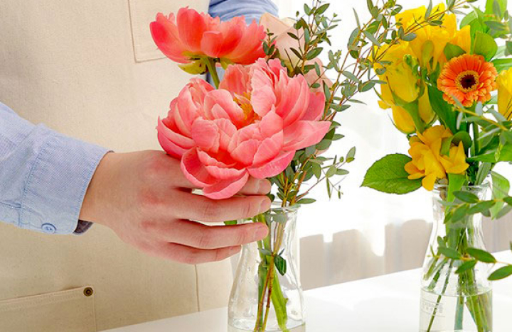 화병에 꽃을 담는 모습