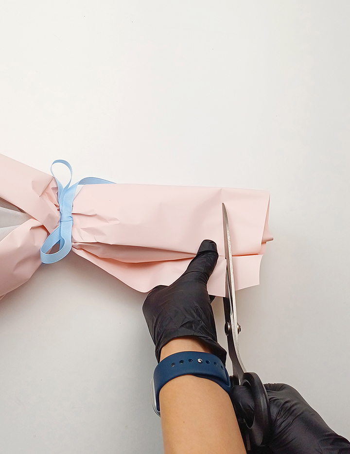 꽃다발 포장지 끝 일자로 자르기