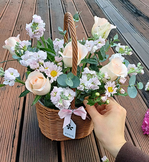 가을 국화를 빈 여백에 채워주세요